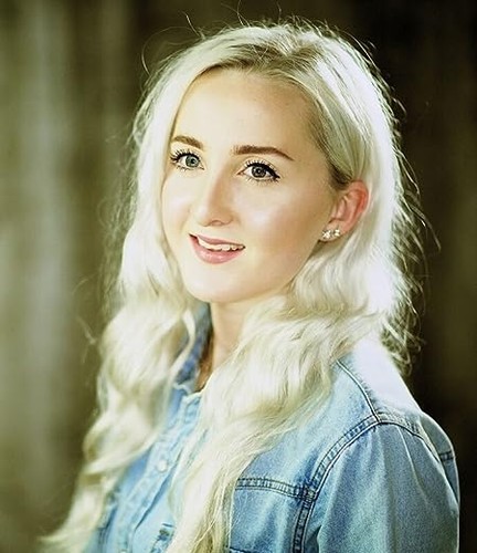 Portrait de Holly Jackson